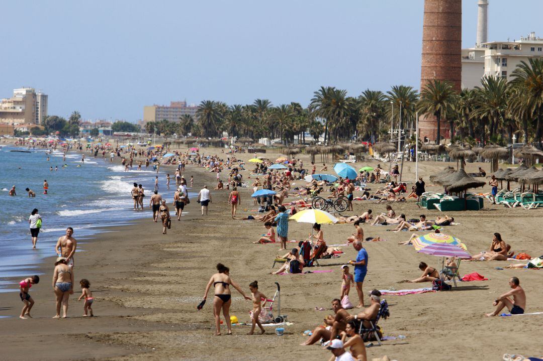 Los malagueños disfrutan de la playa durante el primer día de la Fase 2