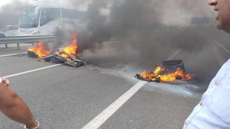 Hogueras durante una protesta de taxistas en Barcelona