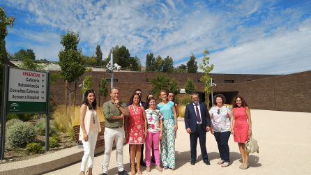 Al las puertas de CHARE. El alcalde de Cazorla,Antonio J.Rodriguez junto a la Viceconsejera de Salud y Familias; Catalina García y la Delegada de Gobierno suplente, Soledad Aranda