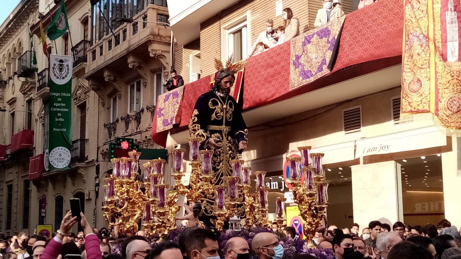 El Señor del Soberano Poder en su Prendimiento presidió el último Vía Crucis de las Cofradías de Sevilla