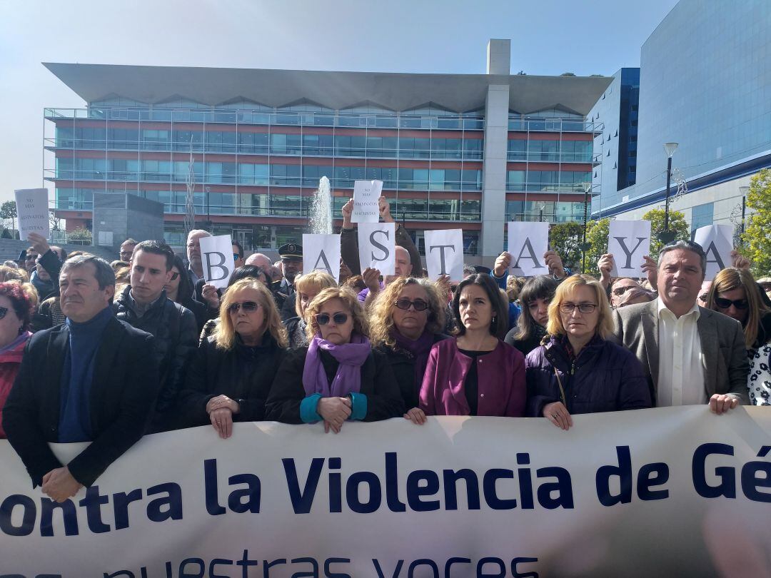 Una 500 personas asistían a la concentración contra el asesinato de la fuenlabreña de 76 años a manos de su pareja.