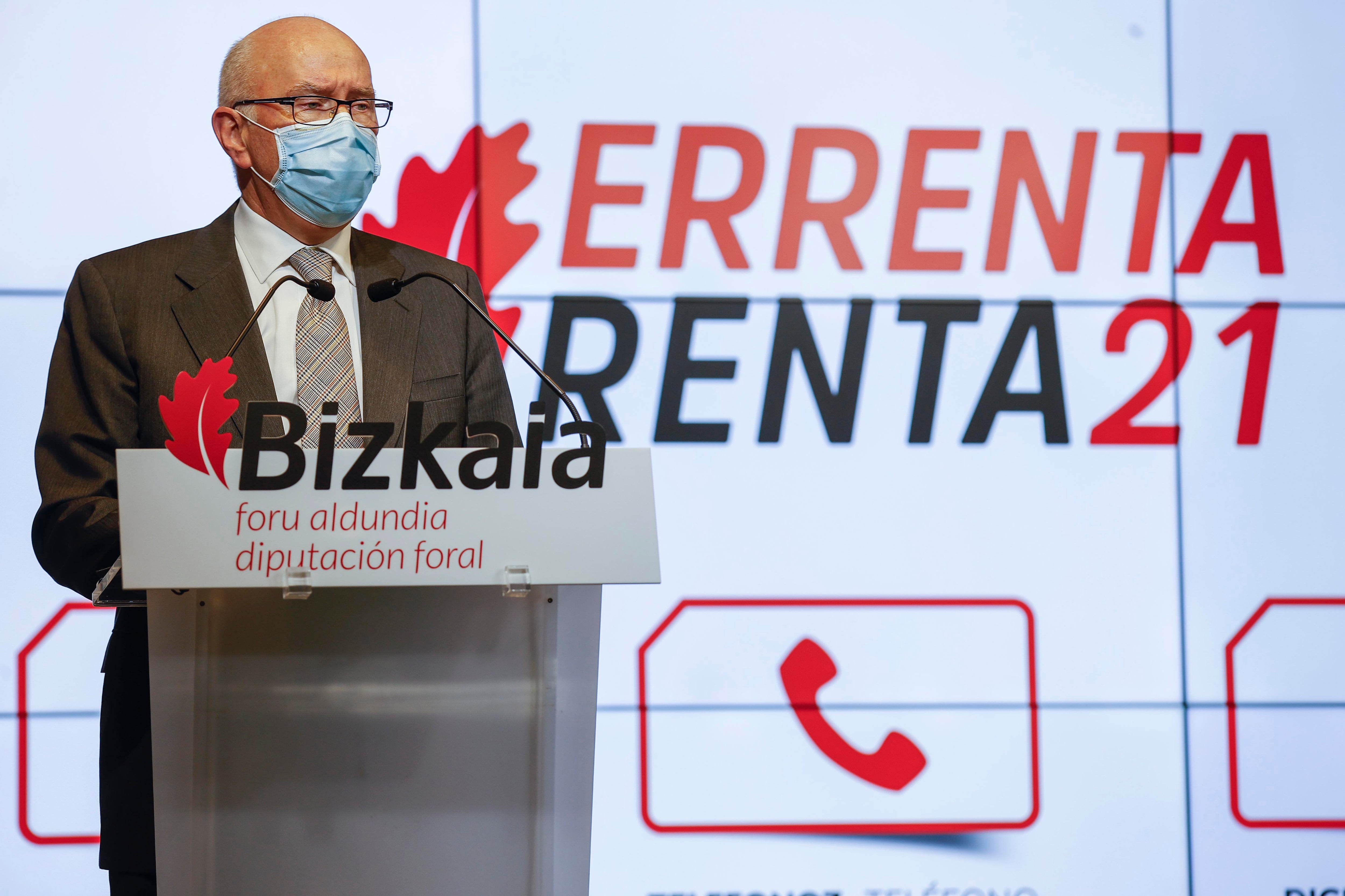 El diputado foral de Hacienda y Finanzas de Bizkaia, José María Iruarrizaga, durante la presentación de la campaña de Renta 2021. EFE/Miguel Toña