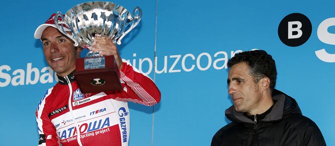 El ciclista catalán celebra en el podio una etapa de la ronda vasca