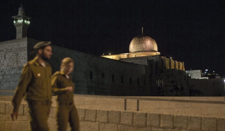 Soldados israelíes caminan junto a la mezquita de Al Aqsa, durante un acto del Muro Occidental de la ciudad antigua de Jerusalén.