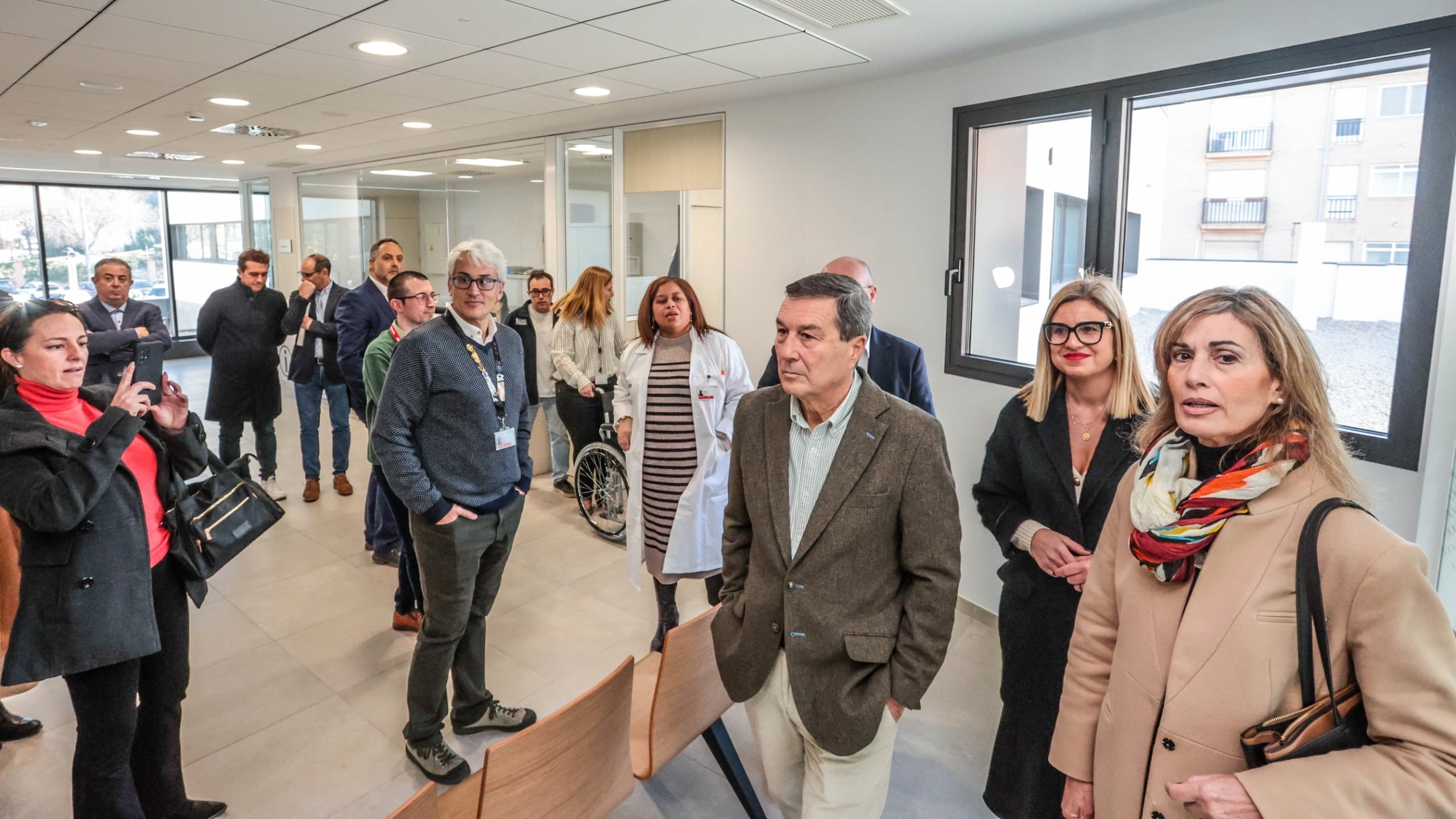 Marciano Gómez, conseller de Sanidad, junto a la alcaldesa de Petrer, Irene Navarro; y la gerente del Departamento de Salud de Elda, Beatriz Massa