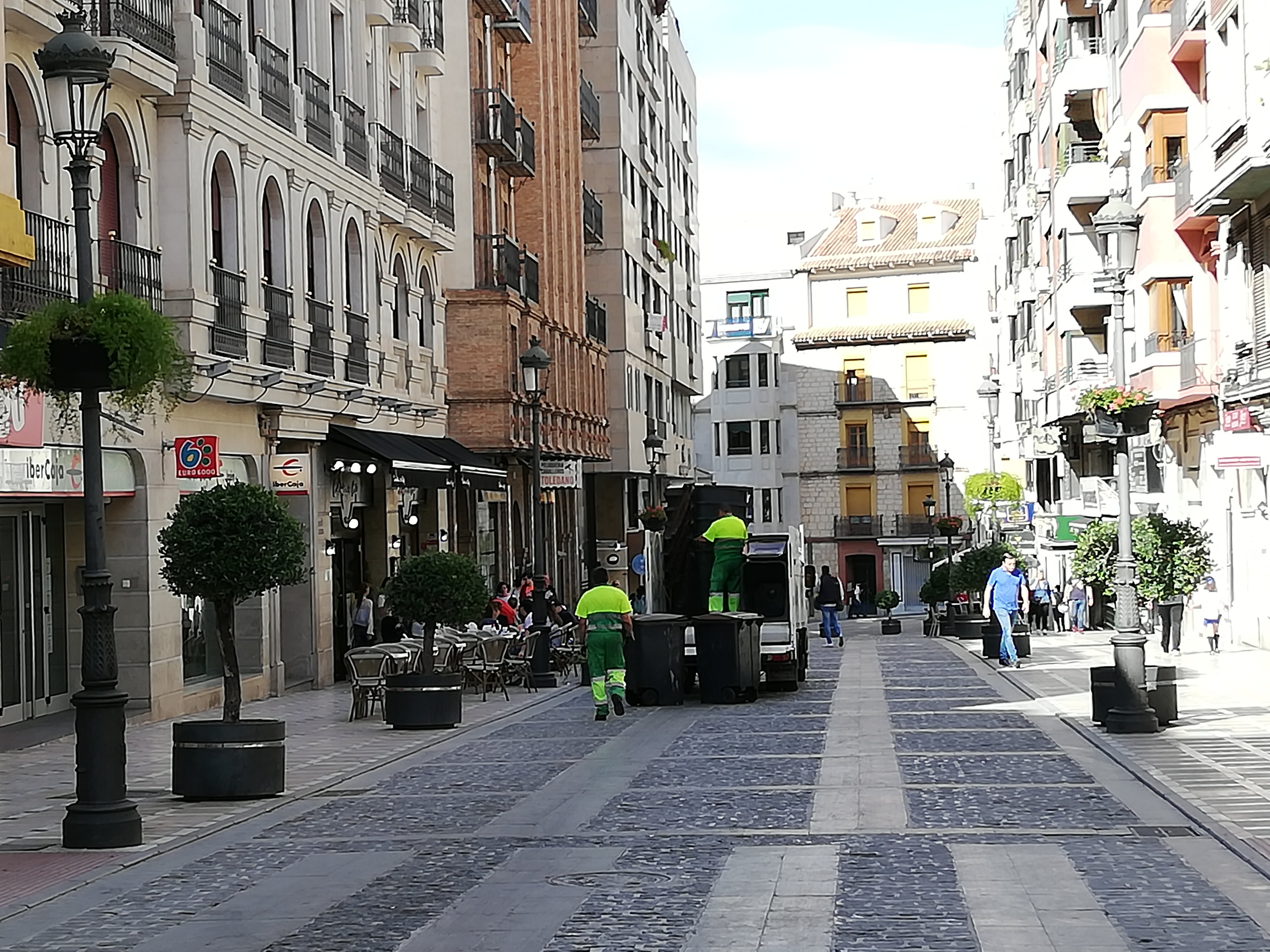 Trabajadores de FCC recogiendo basura y limpiando el centro de Jaén.