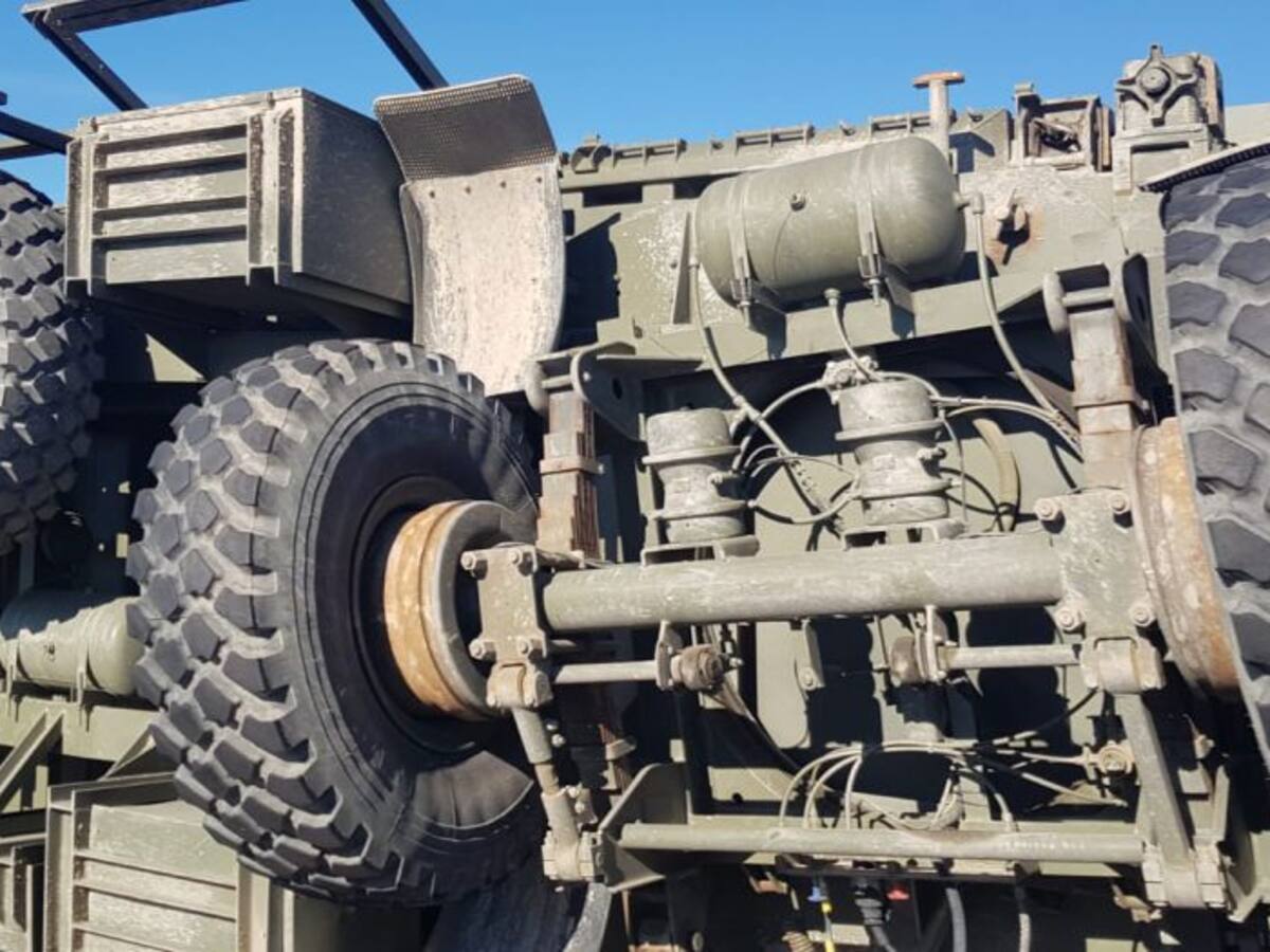 Vuelca el remolque de un camión militar llegando a Lorca