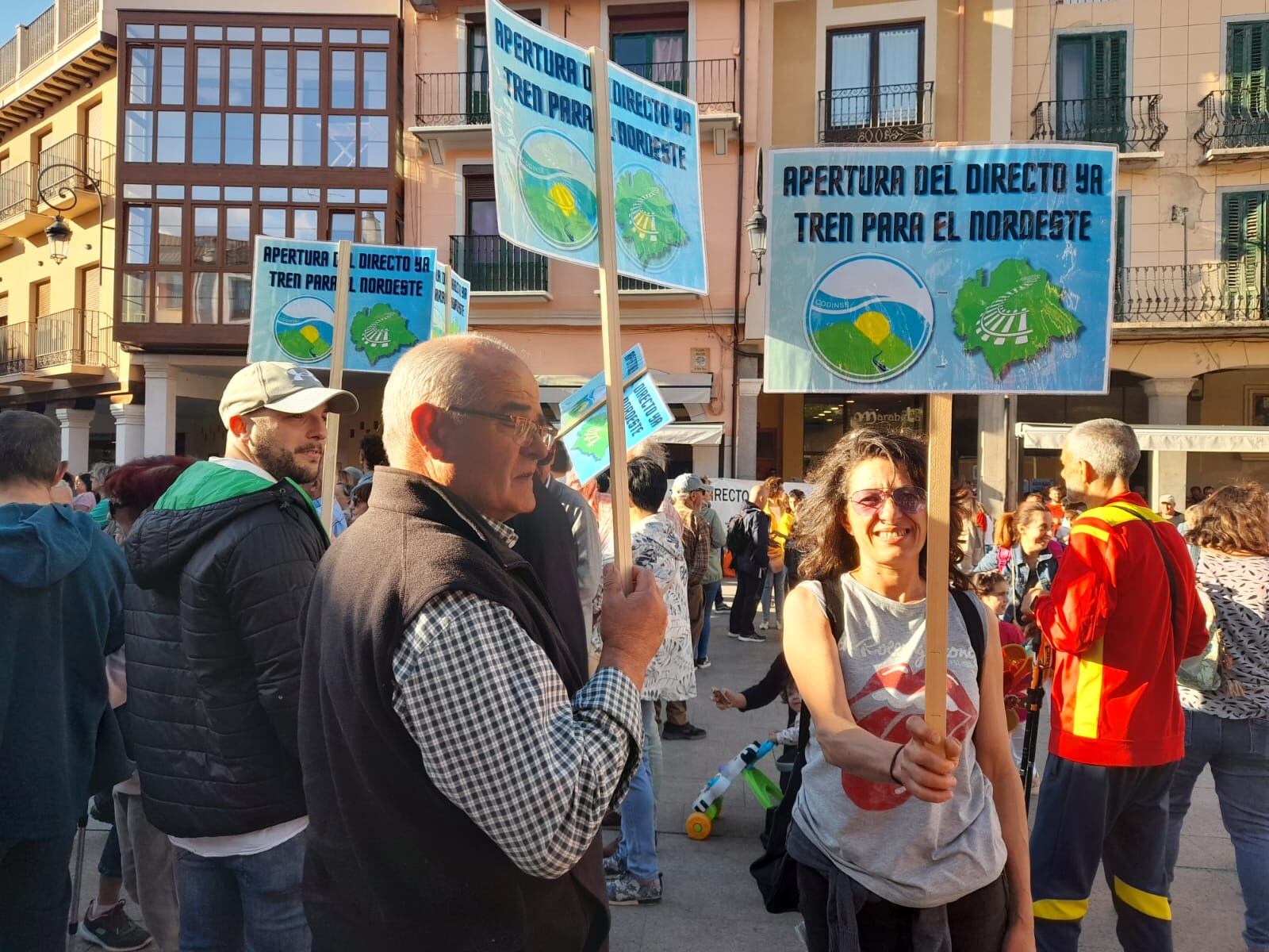 Vecinos y vecinas de la Sierra Norte de Segovia también han participado en la concentración por la reapertura del Tren Directo en Aranda