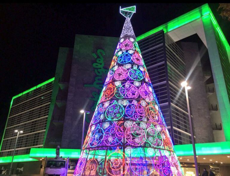 Árbol de navidad instalado en El Corte Inglés