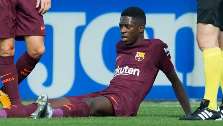 Dembélé tendido sobre el terreno de juego tras su lesión