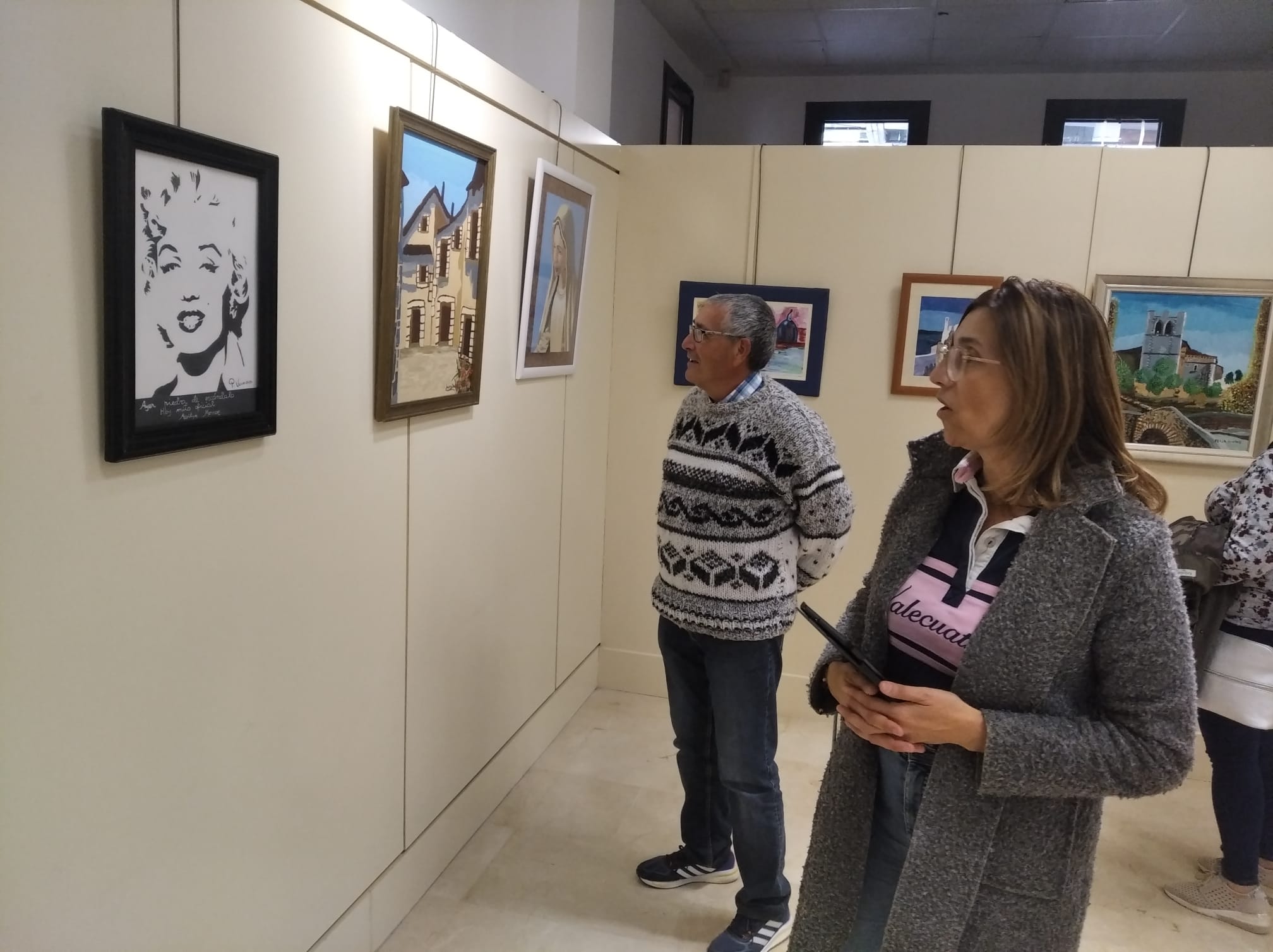 La alcaldesa visitaba tras este acto la exposición de trabajos del taller de Salud Mental Aranda, que se exhiben en la Casa de Cultura