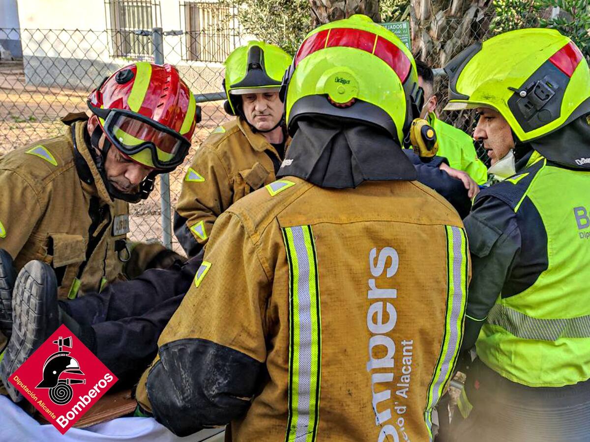 Herido un camionero accidentado en una rotonda de Crevillent