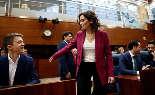 La candidata del PP a la Presidencia de la Comunidad de Madrid, Isabel Díaz Ayuso, y el candidato de Más Madrid a la Presidencia de la Comunidad de Madrid, Iñigo Errejón, en su escaño en la Asamblea de Madrid.