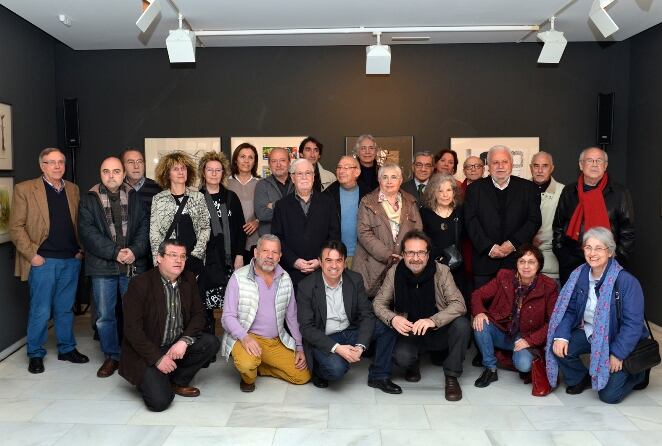 El vicepresidente de Fundación Bancaja, Vicente Montesinos, junto a los comisarios de la muestra, Martí Domínguez y Jesús Císcar, y algunos de los artistas que han participado en la exposición