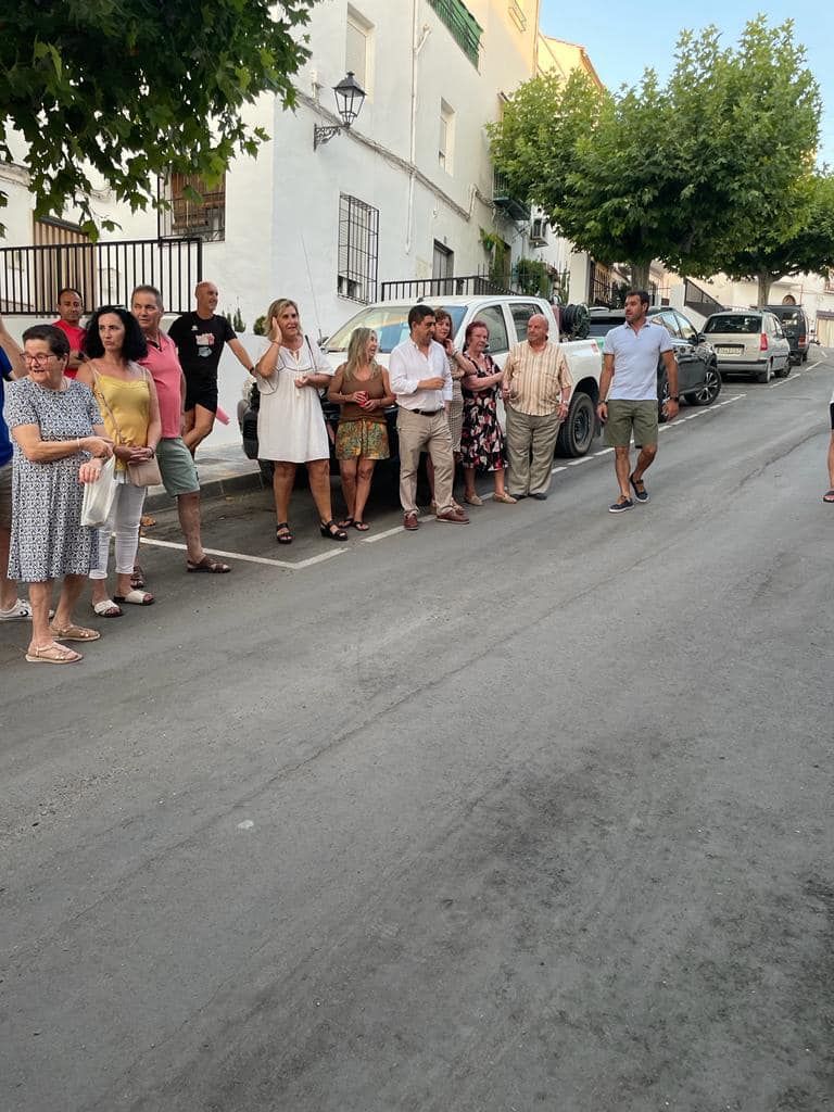 El presidente de la Diputación de Jaén, Francisco Reyes (centro), junto a vecinos de Bedmar en la calle Rambla.