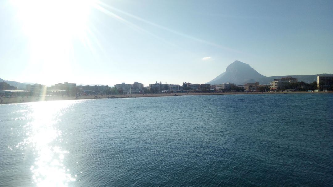 Playa del Arenal y de fondo del Montgó.