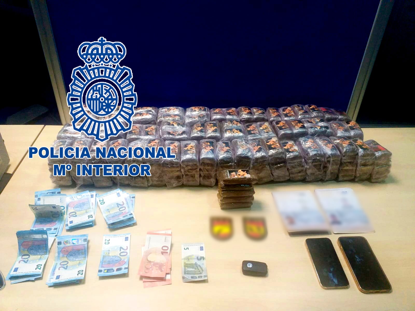 Material y dinero incautado en Alicante a los dos detenidos