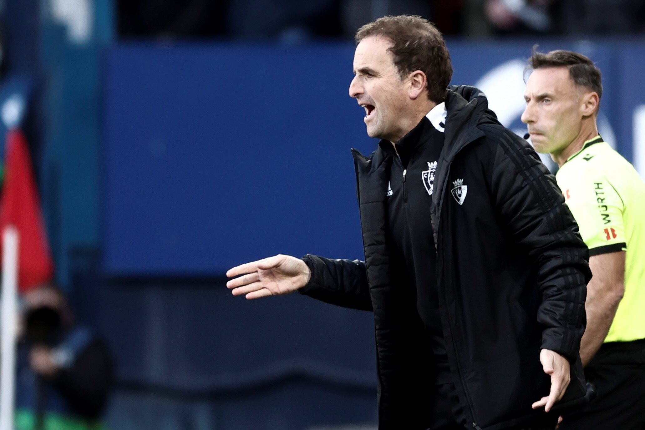 PAMPLONA, 19/02/2022.- El entrenador de Osasuna, Jagoba Arrasate, durante el partido ante el Atlético de Madrid, de Liga correspondiente a la jornada 25 que disputan en el estadio de El Sadar, en Pamplona. EFE/Jesús Diges