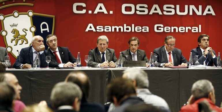 Miguel Archanco, ex presidente de Osasuna, y Ángel Vizcay, exgerente, durante una asamblea de socios compromisarios.