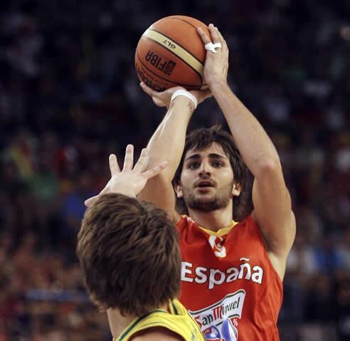 Ricky Rubio lanza a canasta frente a un jugador australiano