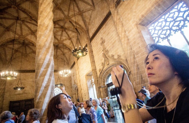 Turistas visitan la Lonja de la Seda de Valencia