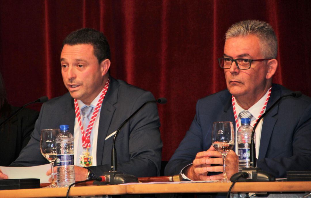 El alcalde de Yaiza, Óscar Noda, y el concejal de Bienestar Social, Ángel Domínguez.