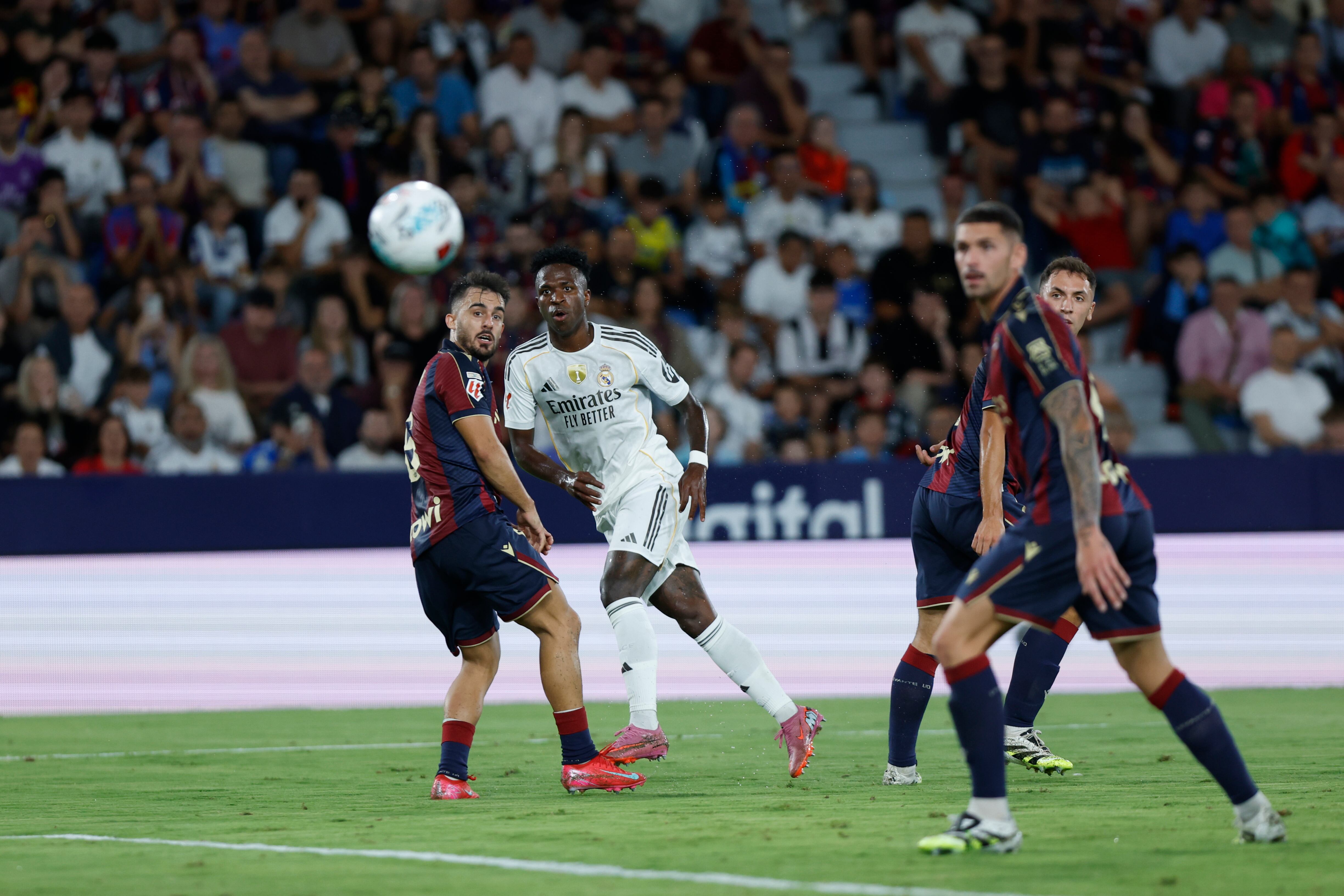 VALENCIA, 23/09/2025.- El delantero del Real Madrid Vinicius Jr. (2i) dispara para marcar su gol, primero del equipo ante el Levante, durante el partido de la sexta jornada de LaLiga EA Sports que Levante UD y Real Madrid disputan hoy martes en el estadio Ciutat de Valencia. EFE/Biel Aliño