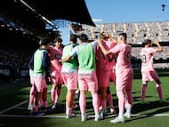El centrocampista del Celta Fer López celebra junto a sus compañeros tras marcar el 1-2 en Mestalla