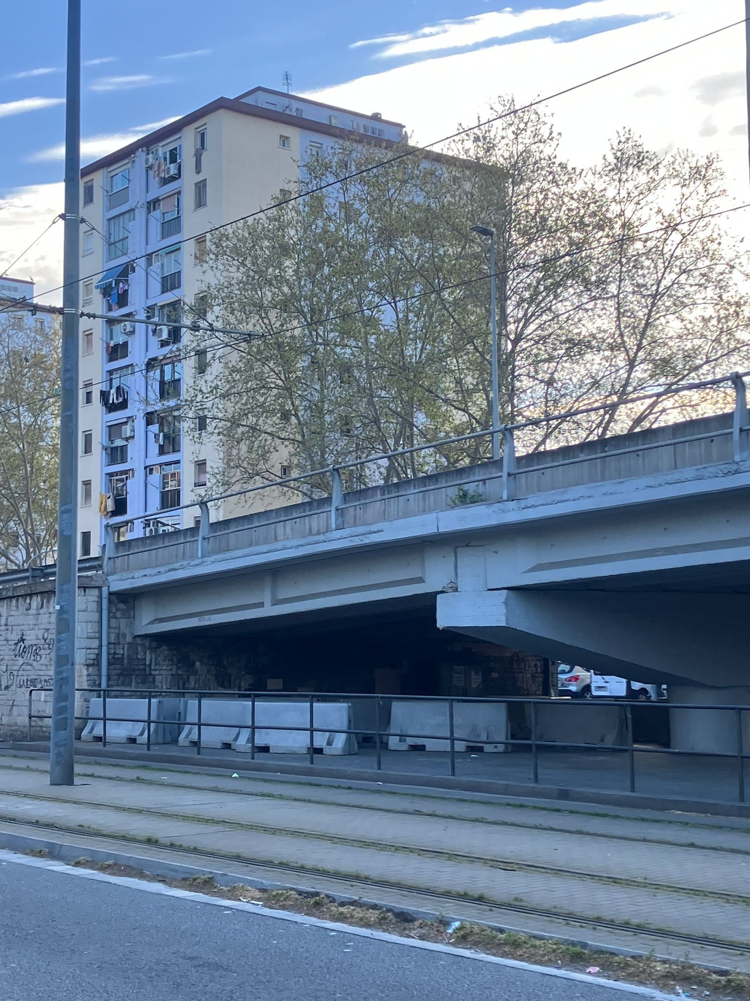 Els blocs de formigó sota el pont de la C31, a Badalona