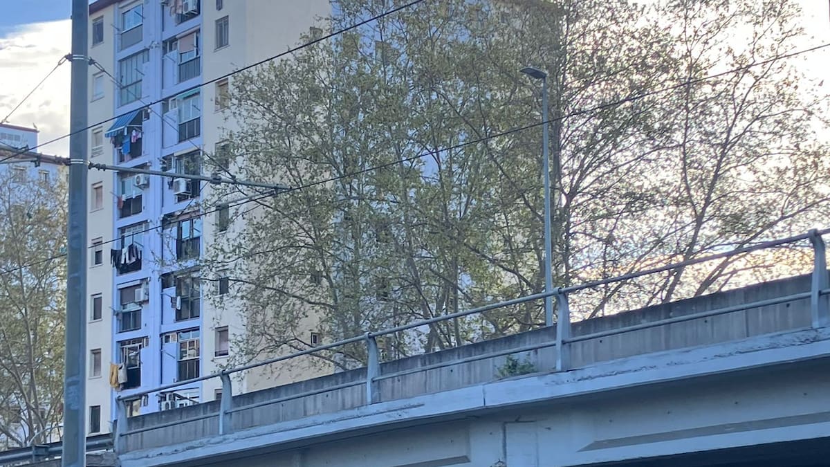 Badalona coloca bloques de hormigón en la zona donde se refugiaban los desalojados de un antiguo instituto