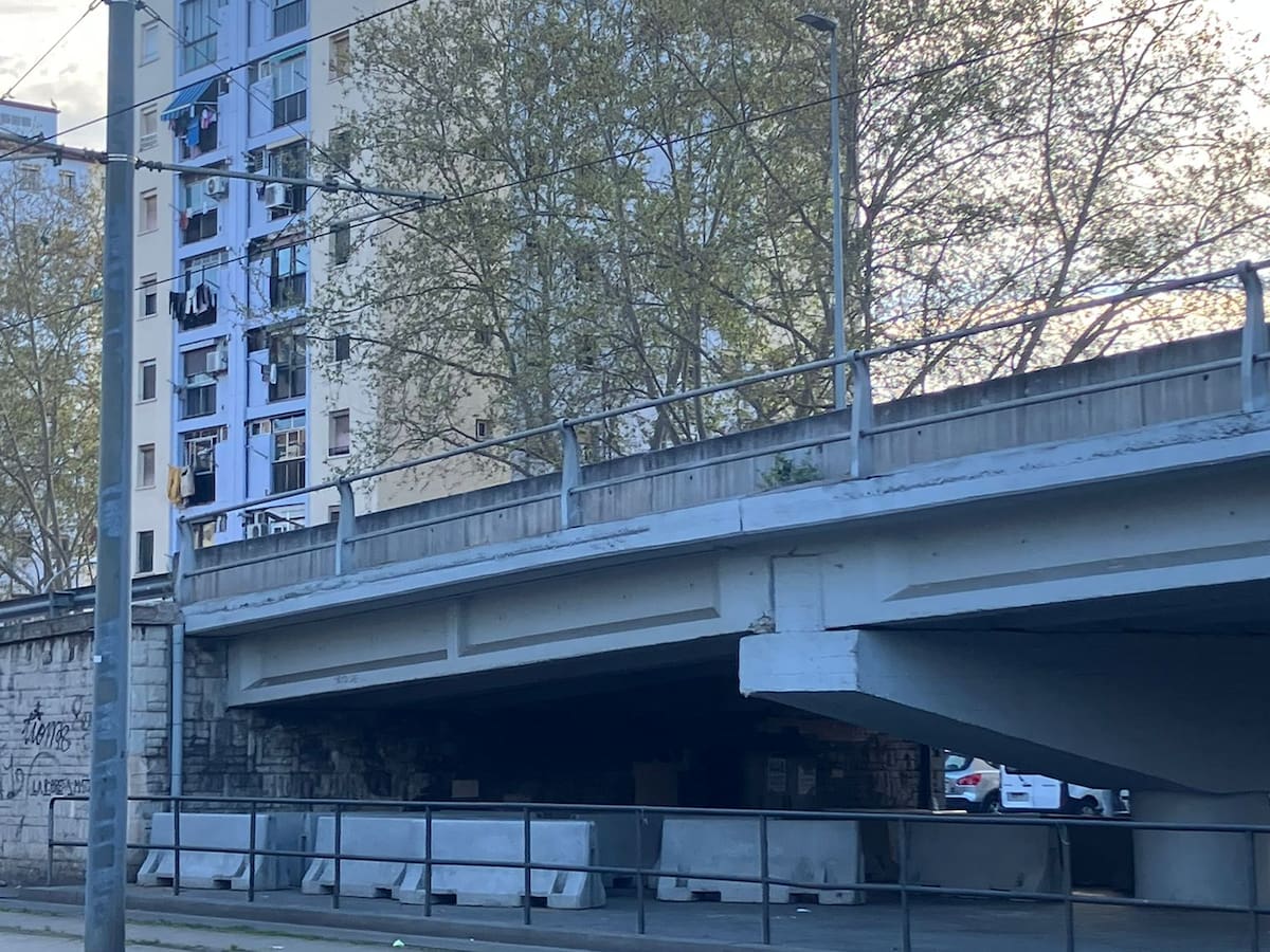 Badalona coloca bloques de hormigón en la zona donde se refugiaban los desalojados de un antiguo instituto