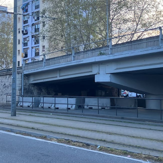 Els blocs de formigó sota el pont de la C31, a Badalona