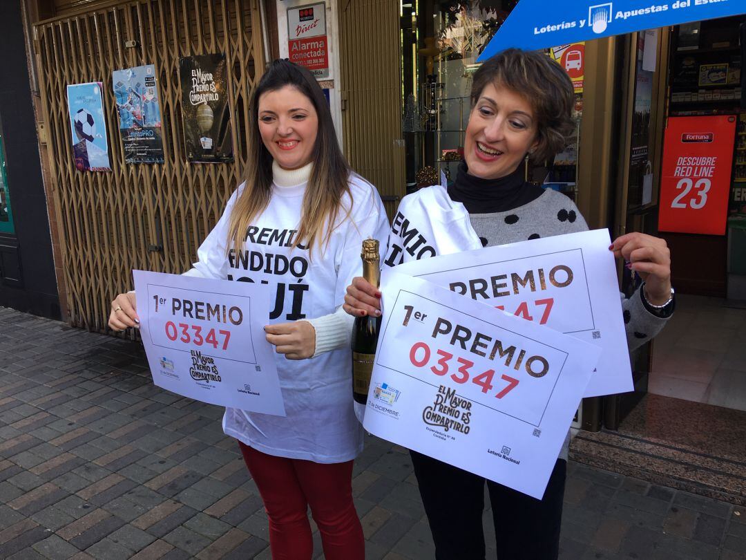 Ana y María José, en la puerta de su administración de la Avenida de Barcelona