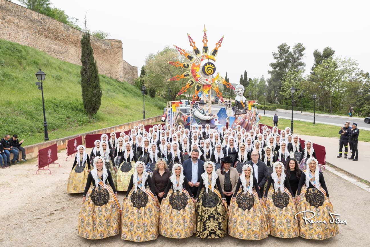 Foto de familia junto a la Foguera instalada en el Paseo Recaredo de Toledo: Foto: Reme Juan