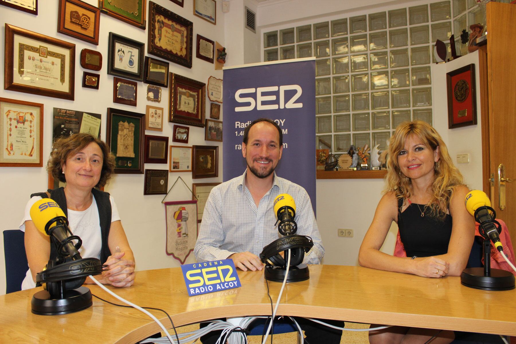 Elvira Marco, Quico Fenollar y Ruth Sánchez, en el estudio central de Radio Alcoy