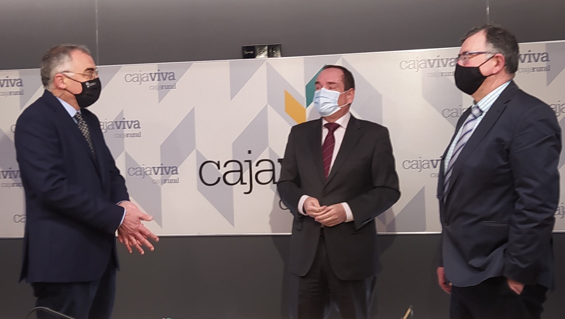 El director de Caja Viva en Burgos, Ramón Sobremonte, entre los profesores de la UBU, José Mª Calzada (izda) y Pablo Arranz