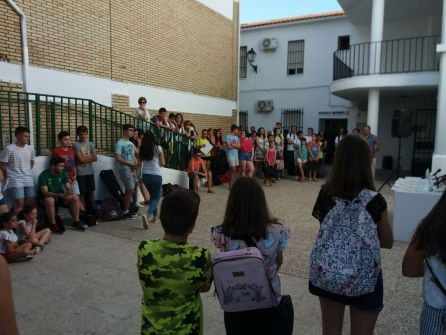 Imagen con alumnas, alumnos y familiares, en la presentación