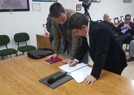 Daniel Campos y Francisco Reyes revisan documentos en una reunión