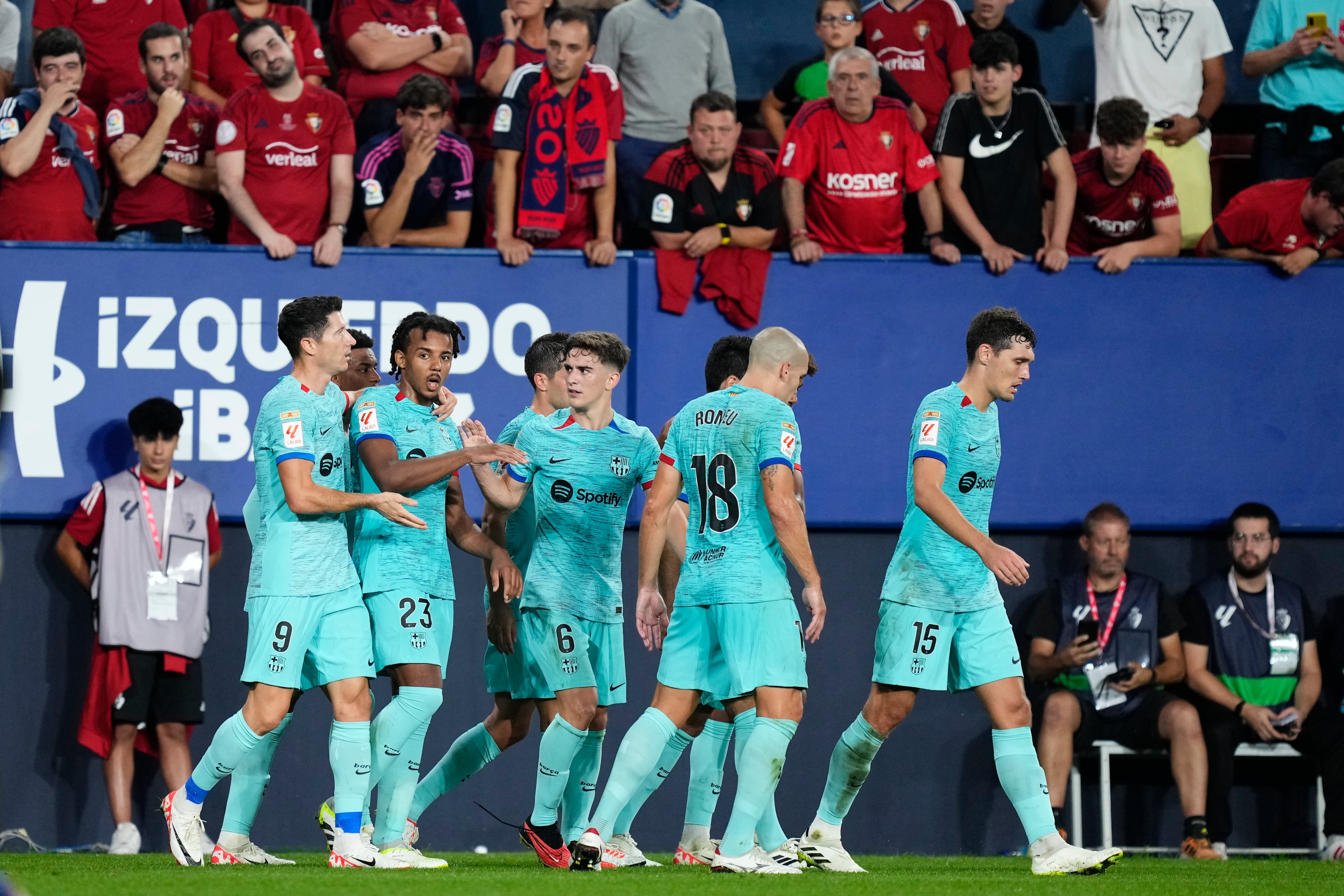 Los jugadores del FC Barcelona celebrando el tanto de Koundé en El Sadar contra el Osasuna.