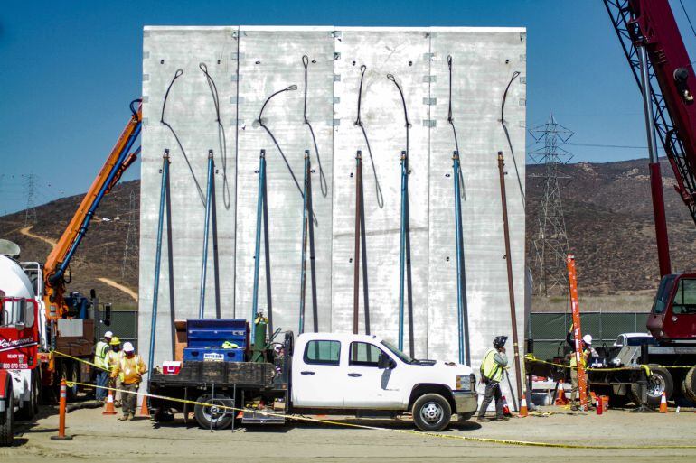 Vista general de uno de los 8 prototipos de muro que se construyen en el área de la Mesa de Otay, en la fronteriza ciudad de Tijuana, en el estado de Baja California (México).