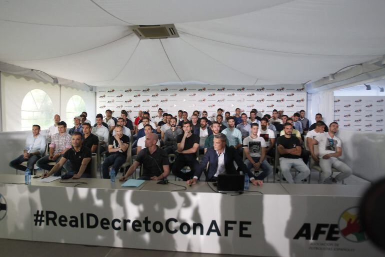 GRA459. MADRID, 07/05/2015.- Momento de la rueda de prensa que la Asociación de Futbolistas Españoles (AFE) ha ofrecido esta tarde en Madrid, a la que han asistido los capitanes de los equipos, tras la convocatoria de huelga indefinida convocada por la Real Federación Española de Fútbol (RFEF). EFE/Victor Lerena.