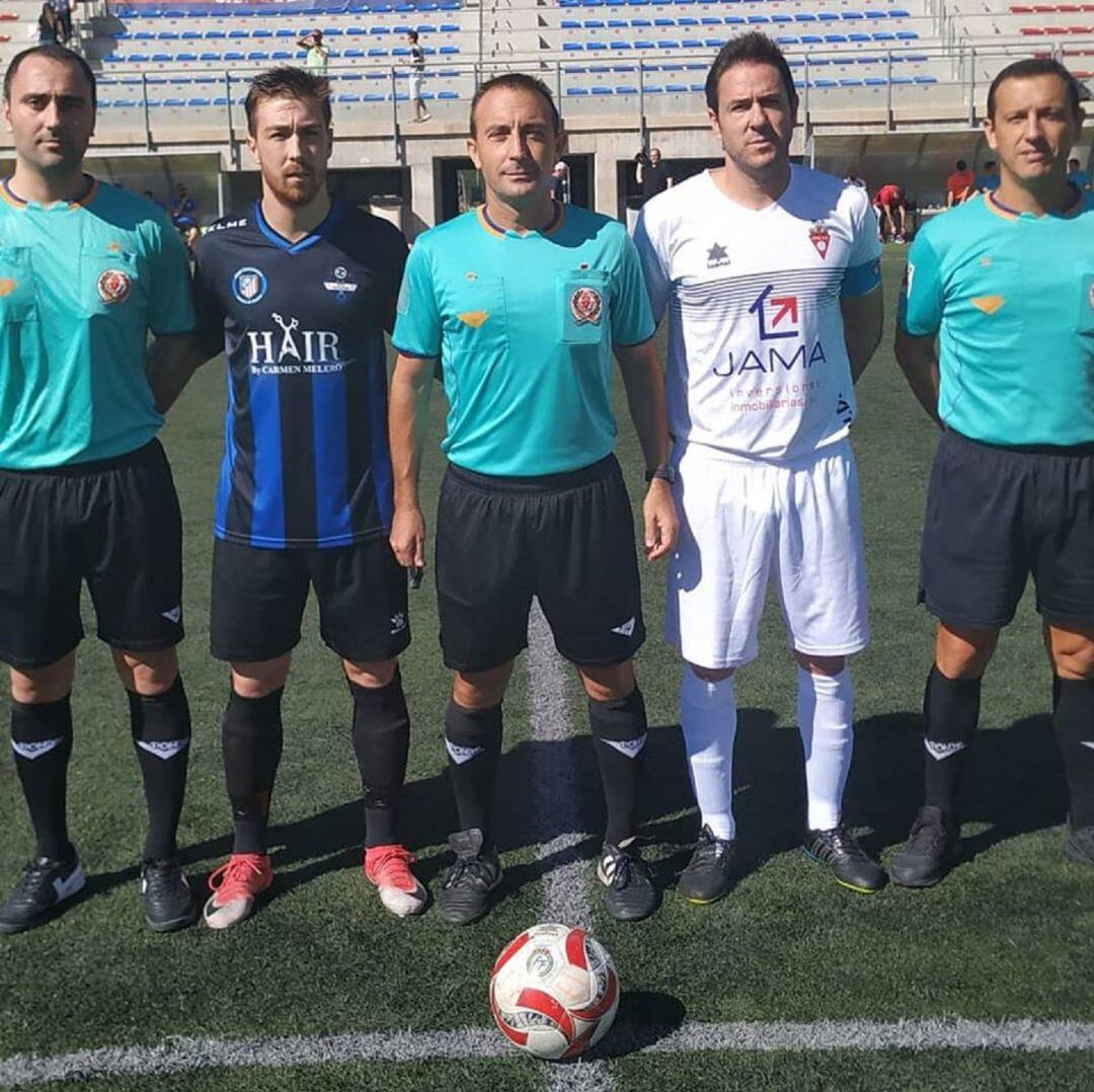 Los capitanes Cristian Ripoll y David Pastor con el trio arbitral