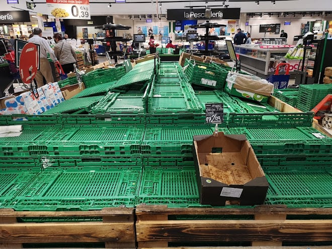 El paro del transporte de mercancías pasa factura a los supermercados.