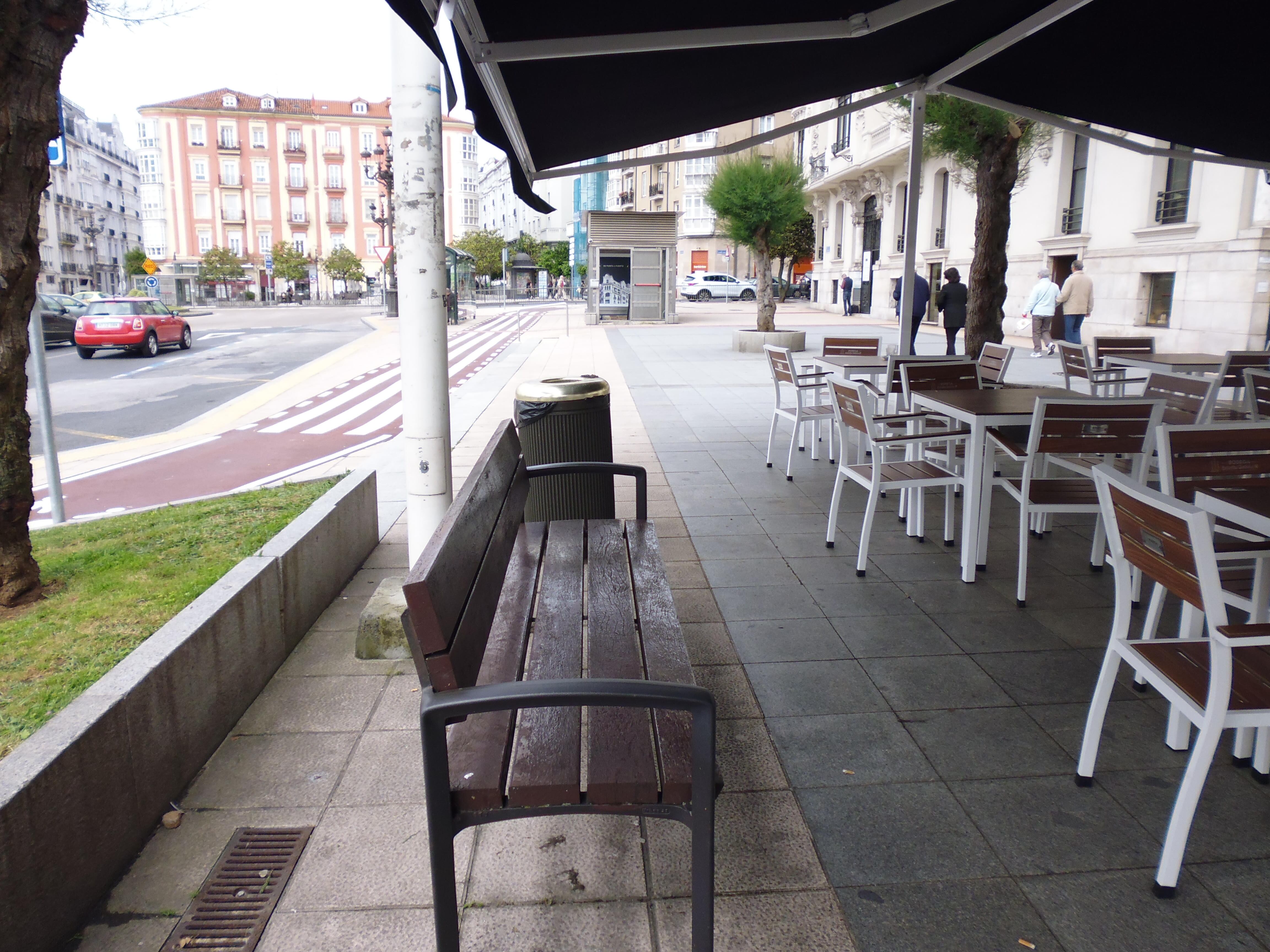 Un banco urbano de Castelar rodeado por una terraza