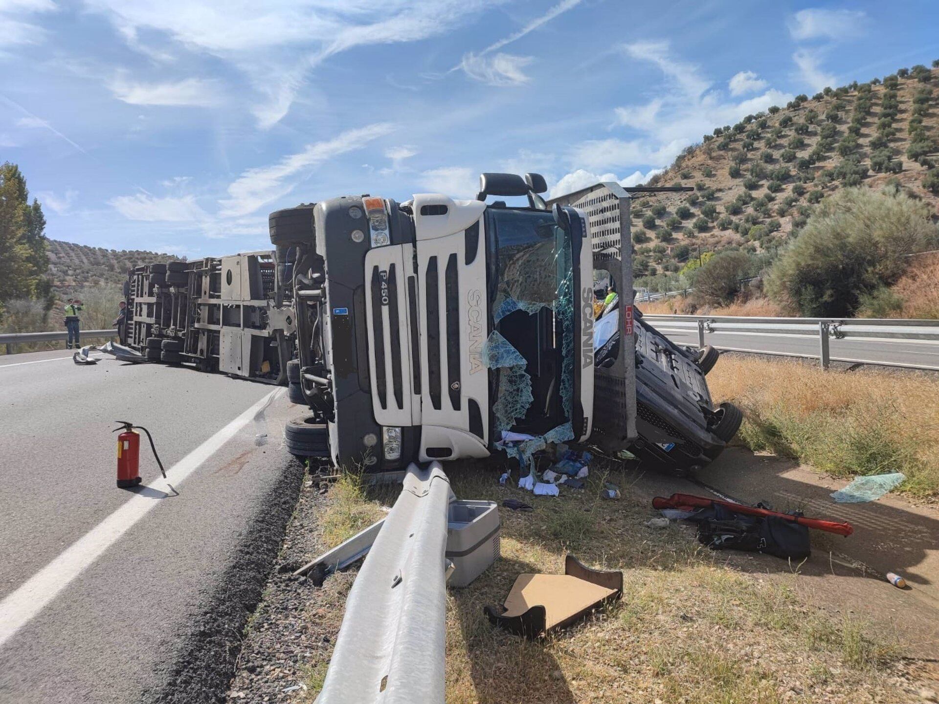 Trailer accidentado a la altura de Campillo de Arenas.