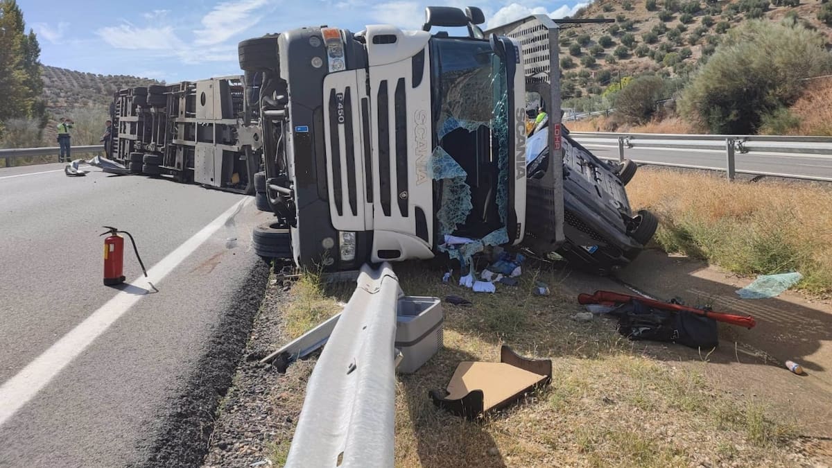 Evacuado un hombre al Hospital Neurotraumatológico de Jaén tras volcar su camión en la A-44 en Campillo de Arenas