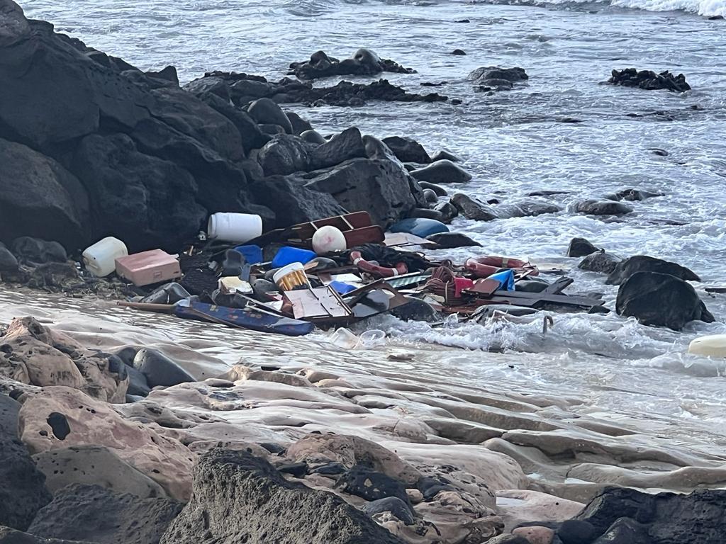 Restos de la embarcación en la arena de Playa Dorada.