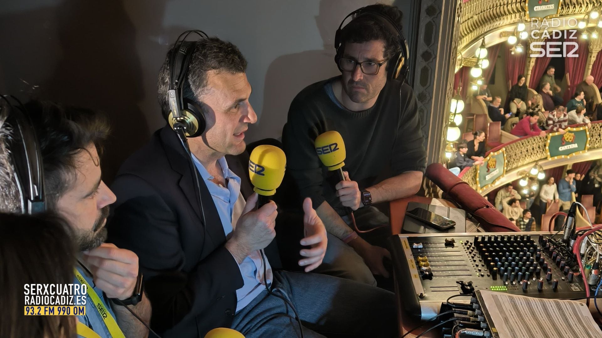 Bruno García, alcalde de Cádiz, en el palco de Radio Cádiz.