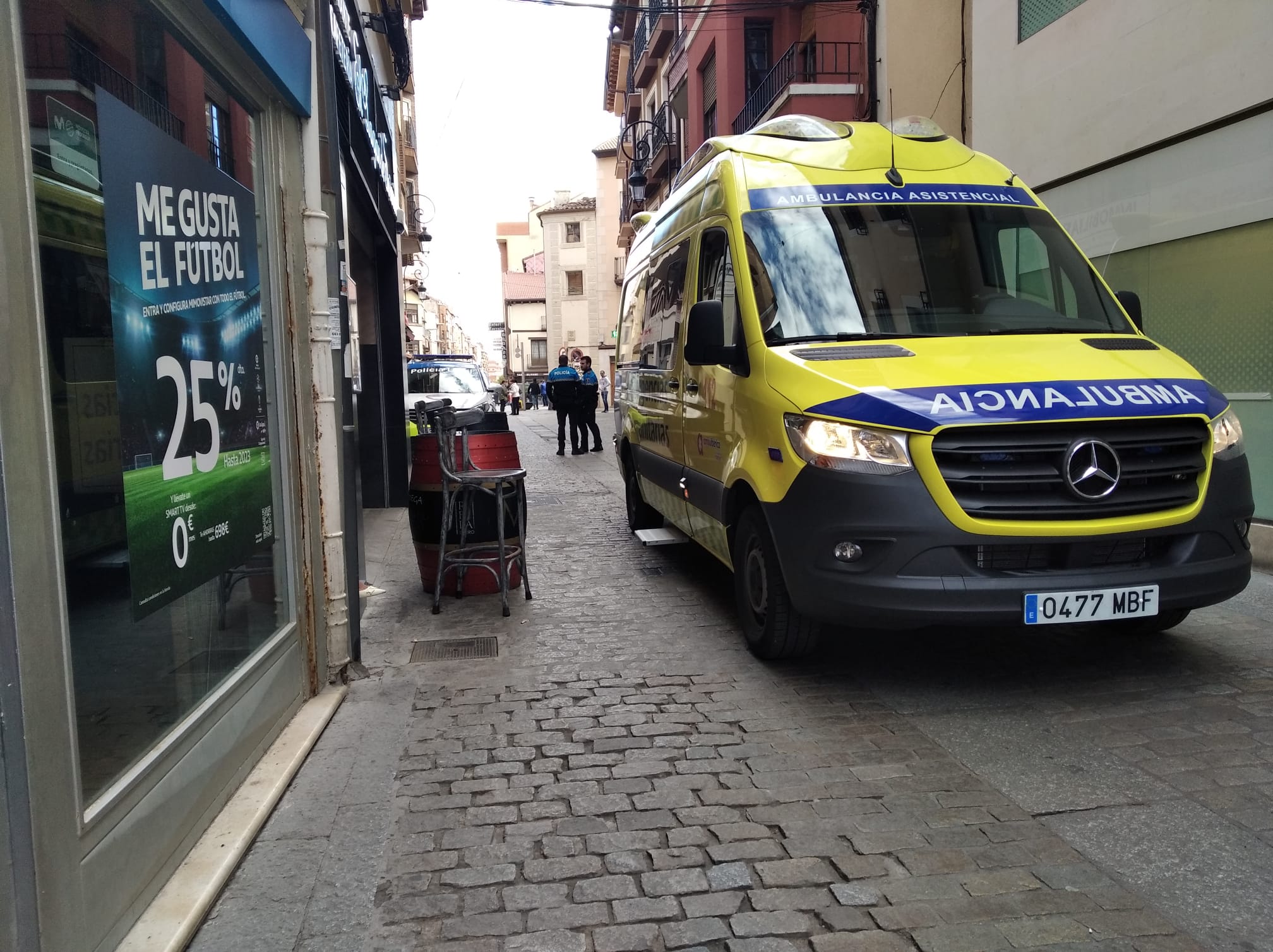 La ambulancia trasladó al hombre después de haber sido sedado por los agentes