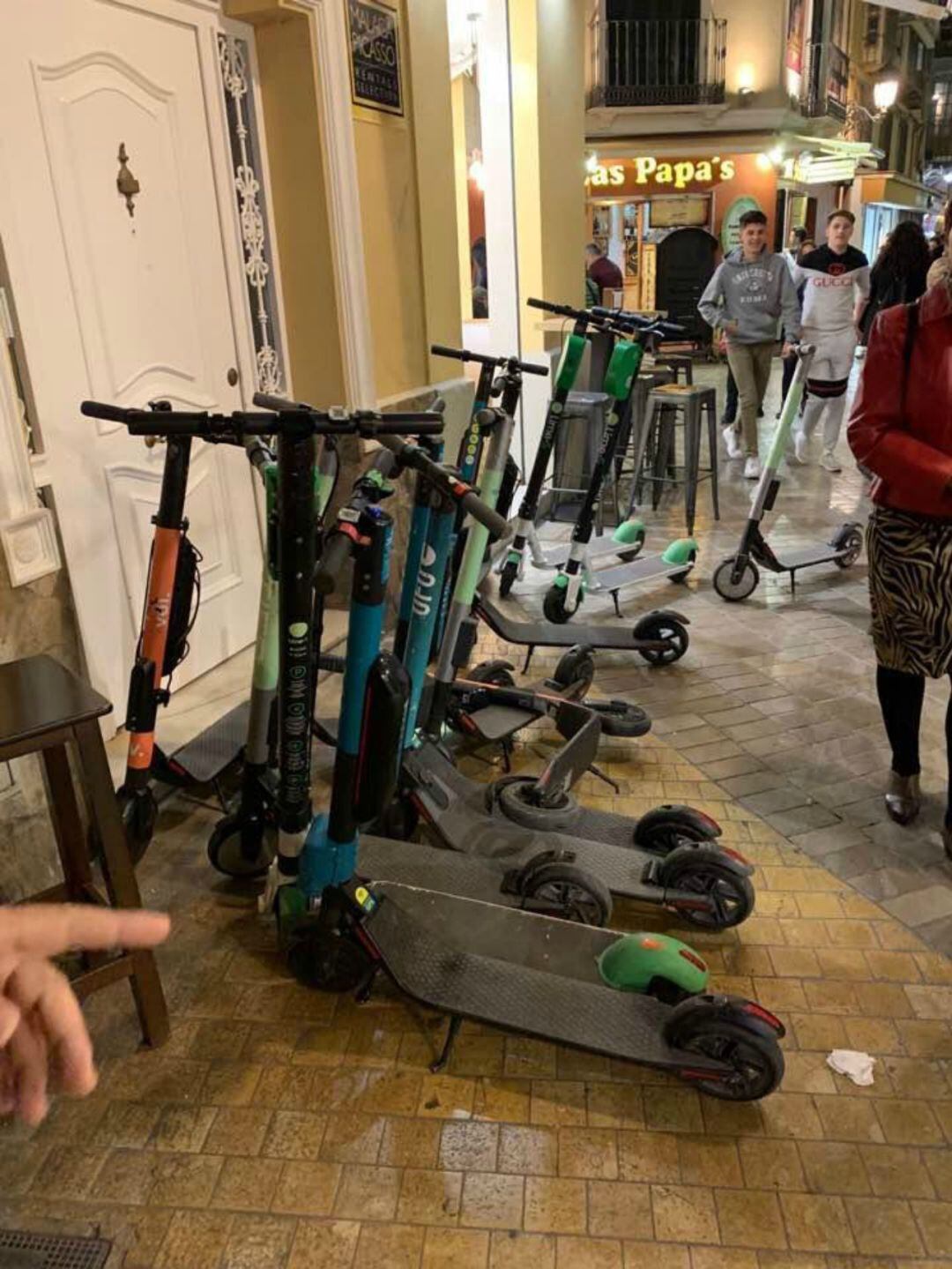 Patinetes varados en una de las calles del centro de Málaga 